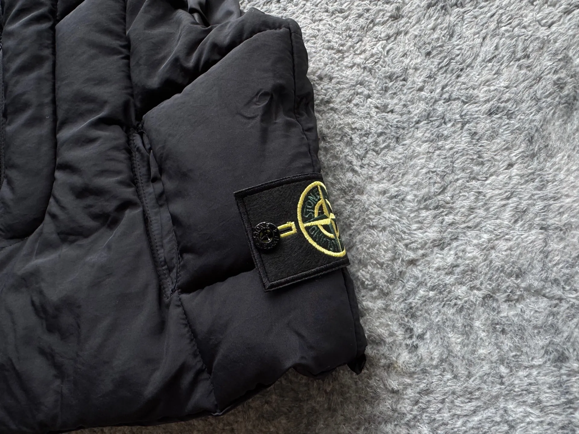 P280 Stone Island 25Fw Stone Island Linear Split Silhouette Cotton-Filled Deconstructed Waistcoat Jacket Stone Island's 2025 Grand Offering The outer layer is made of high-quality wrinkled nylon fabric, and the inner layer is filled with high-comfort and warm velvet cotton. The filling amount is very sufficient and the overall clothing is very full. The upper body silhouette and warmth are well guaranteed. The front and rear split line design is simple without losing details. The double zipper puller zipper increases practicality. The short design is very suitable for trendy matching in all seasons. It is very effective whether it is paired with a sweatshirt or a jacket. The basic black and chocolate brown meet the requirements of jumping in color and being versatile. It is a powerful tool for matching lazy suits when going out on the street. The classic emblem armband of Stone Island highlights the brand tension. It is first released on the entire network. Manufactured by a large factory. Complete with three-label accessories. Same style for men and women. Color: brown/black Size: m～xl